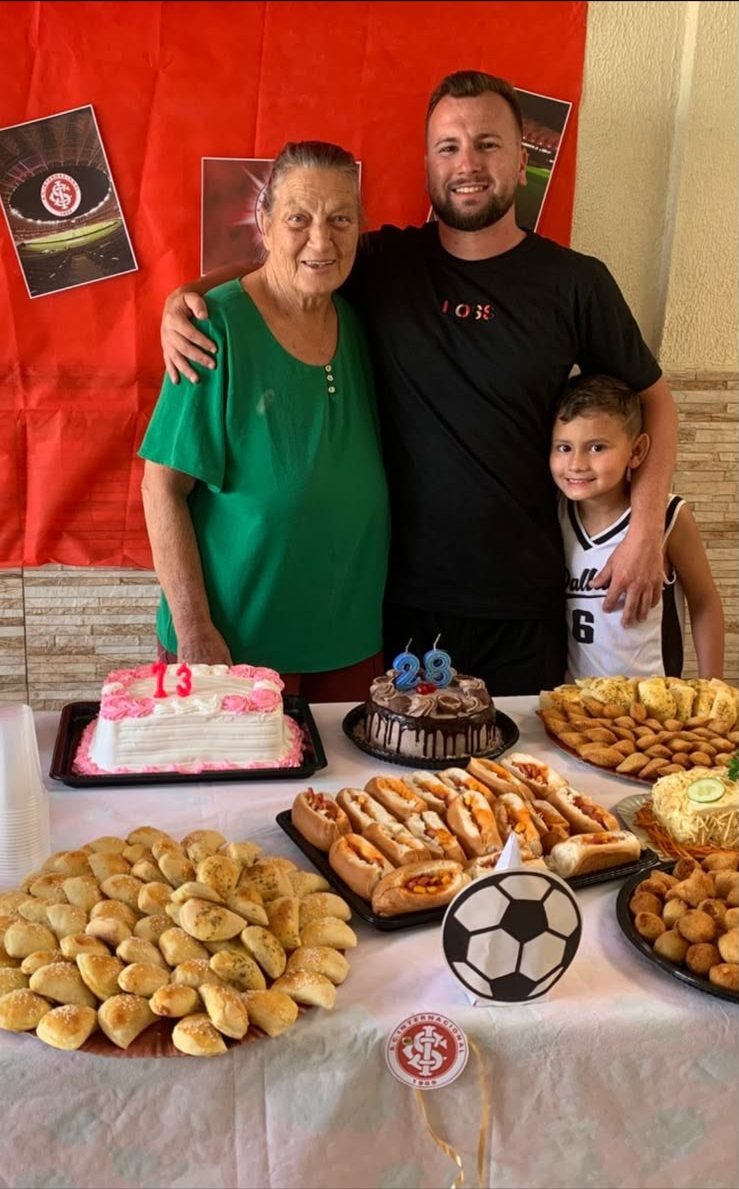 Moradora ao lado de Renan e do filho durante a festa de aniversário